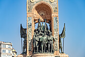 Das Denkmal der Republik Cumhuriyet Anıtı auf dem  Taksim-Platz Taksim Meydanı in Beyoğlu, Istanbul, Türkei 