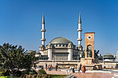 Das Denkmal der Republik Cumhuriyet Anıtı und die Taksim Moschee auf dem Taksim-Platz Taksim Meydanı in Beyoğlu, Istanbul, Türkei 