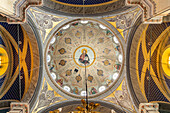 Kuppel der griechisch-orthodoxen Hagia Triada Kirche in Beyoğlu, Istanbul, Türkei 
