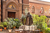  Pope John XXIII in front of the Basilica of St. Anthony Sent Antuan Kilisesi in Beyoğlu, Istanbul, Türkiye  