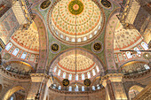 Innenraum und Kuppeln der Neuen Moschee Yeni Camii in Istanbul, Türkei 