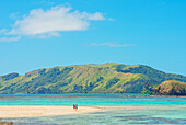 Paar spaziert an einem Sandstrand, Insel Nacula, Yasawa-Inseln, Fidschi
