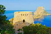  Blick auf Torre des Savinar und die Inseln Es Vedra im Hintergrund, Ibiza, Balearen, Spanien 