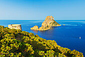  Torre des Savinar und Es Vedra Inseln im Hintergrund, Ibiza, Balearen, Spanien, 