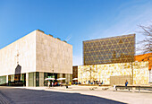 Deutschland, Bayern, Oberbayern, München, Sankt-Jakobs-Platz, Jüdisches Museum, Jüdische Hauptsynagoge Ohel Jakob, Schattenwurf der Kloster- und Institutskirche St. Jakob am Anger, Spielplatz