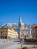  City center of Cortina d&#39;Ampezzo with the Basilica of St. Philip and St. James, Italy, Belluno, Veneto, Alps, Dolomites, Europe 