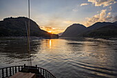 Bug des Boutique-Flusskreuzfahrtschiffs Anouvong (Heritage Line) bei Sonnenuntergang, am Mekong, Chomphet District, Luang Prabang, Laos, Asien