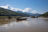 'Slow Boat'- Longtail-Boot navigiert durch Felsen auf dem Oberen Mekong, Houne District, Udomsai, Laos, Asien