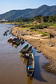 Fischerkanus entlang des Oberen Mekong Ufers in der Nähe von Houay Xay, Bezirk Houay Xay, Bokeo, Laos, Asien