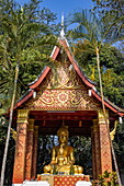 Goldene Buddha-Statue im buddhistischen Tempel Wat Xiengthong, Luang Prabang, Luang Prabang District, Laos, Asien