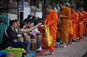  Sai Bat alms giving ceremony for monks at dawn, Luang Prabang, Luang Prabang District, Luang Prabang, Laos, Asia 