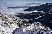 Nebelmeer über Berglandschaft und Stadt im Winter, Pirin Nationalpark, Bansko, Oblast Blagoewgrad, Bulgarien