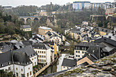 Blick in den Grund und zum Fluss Alzette, Luxemburg, Großherzogtum Luxemburg