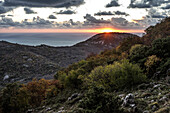 Sonnenuntergang in den Bergen oberhalb der Stadt Bar, Adriaküste, Montenegro, Balkanhalbinsel