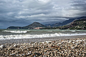 Stürmisches Wetter am Strand, Stadt Bar, Adriaküste, Montenegro, Balkanhalbinsel