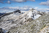 Am Gipfel Cima dell'Uomo in den Lepontinischen Alpen im Winter, Valle Verzasca, bei Lavertezzo, Region Locarno, Tessin, Schweiz
