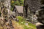 Rustico Hütten in der Almsiedlung von Forno, Valle di Pincascia, bei Lavertezzo, Bezirk Locarno, Tessin, Schweiz