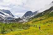 Wanderer auf dem Weg hinauf zum Gletscher Steindalsbreen, Lyngenalpen, Region Lyngen, Grafschaft Troms, Norwegen, Nordeuropa