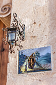 Traditionell bemalte Kachel (Motiv Santa Catalina) in der Altstadt von Valldemossa, Mallorca, Balearen, Spanien