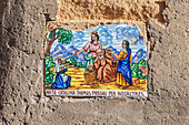 Traditionell bemalte Kachel (Motiv Santa Catalina) in der Altstadt von Valldemossa, Mallorca, Balearen, Spanien