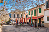 Strassencafes in Esporles, Mallorca, Balearen, Spanien