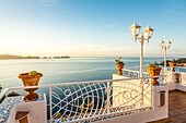 Schöne Hotelterrasse in Cala Fornells zum Sonnenaufgang, Mallorca, Balearen, Spanien