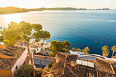 Sonnenaufgang über den Dächern von Cala Fornells, Mallorca, Balearen, Spanien