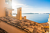 Blick durch die Häuser von Cala Fornells auf das Meer, Mallorca, Balearen, Spanien