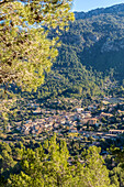 Blick auf das Bergdorf Estellencs, Serra de Tramuntana, Mallorca, Balearen, Spanien