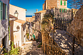 Gasse im Bergdorf Banyalbufar, Serra de Tramuntana, Mallorca, Balearen, Spanien