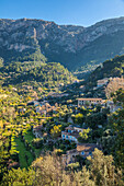 Blick auf das Bergdorf Deia, Serra de Tramuntana, Mallorca, Balearen, Spanien