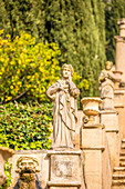 Historische Statue an der Treppe zu den oberen Gärten des Landguts Raixa, Bunyola, Mallorca, Balearen, Spanien
