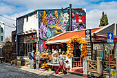  Cafe with graffiti in the colorful Balat district, Istanbul, Türkiye  