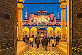 Innenhof der Blauen Moschee oder Sultan-Ahmed-Moschee in der Abenddämmerung, Istanbul, Türkei 