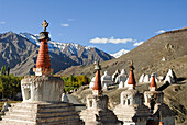 Tibetische Stupas (Chorten) am Stok Königspalast der Namgyal-Dynastie, beim Dorf Stok, bei Leh, Region Ladakh, Bundesstaat Jammu und Kaschmir, Indien, Asien