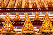 Dachverzierung an der Uposatha-Halle, Ubosot, am der Reihe Ende himmlischer Engel, Wat Benchamabophit, Marmortempel, Bangkok, Thailand, Asien