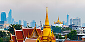 Wat Tri Thotsathep Worawihan, dahinter Golden Mount und die Skyline von Bangkok, Thailand, Asien