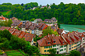 Alte Häuserzeile am Fluss Aare, in Bern, Kanton Bern, Schweiz.