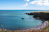 Strandbucht bei Dunnotar Castle,  in der Nähe von Stonehaven, Aberdeenshire, Schottland, Großbritannien