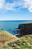 Bucht und Klippen am Nordseestrand, Aberdeenshire, Schottland, Großbritannien