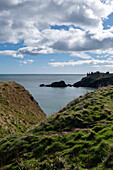 Nordseeklippen und Dunnotar Castle, Stonehaven, Aberdeenshire, Schottland, Großbritannien