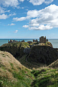Dunnotar Castle auf Klippen am Meer, Aberdeenshire, Schottland, Großbritannien