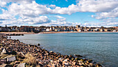 Bucht mit der Stadt Stonehaven, Aberdeenshire, Schottland, Großbritannien