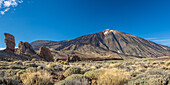 Die Roques de García und der Gipfel des Teide, Teide Nationalpark Parque Nacional del Teíde, Teneriffa, Spanien