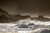 Wellen im Sonnenuntergang vor den Felsen Rocas del Fraile westlich von Buena Vista del Norte, Nordwestküste, Teneriffa, Spanien