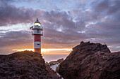 Sonnenuntergang am Leuchtturm Faro de Punta Teno, Kap Punta de Teno, Buenavista del Norte, Nordwestküste, Teneriffa, Spanien