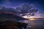 Sonnenuntergang an der Steilküste südlich des Leuchtturms Faro de Punta Teno, Kap Punta de Teno, Buenavista del Norte, Nordwestküste, Teneriffa, Spanien