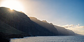 Sonnenaufgang an der Steilküste beim Leuchtturm Faro de Punta Teno, Kap Punta de Teno, Buenavista del Norte, Nordwestküste, Teneriffa, Spanien
