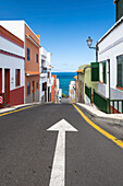Blick in Richtung Meer durch die Straßen von El Guincho, bei  Garachico, Icod de Los Vinos, Puerto de la Cruz, Nordküste, Teneriffa, Spanien