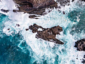 Wellen brechen an den Felsen vor San Marcos, Küste vor Icod de Los Vinos, bei Puerto de la Cruz, Nordküste, Teneriffa, Spanien